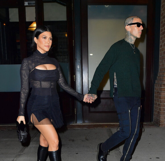 Mariage - Kourtney Kardashian et Travis Barker se sont mariés à Las Vegas - Exclusif - Kourtney Kardashian quitte son hôtel avec son compagnon Travis Barker pour aller dîner avec sa soeur Kendall à New York le 14 octobre 2021. 