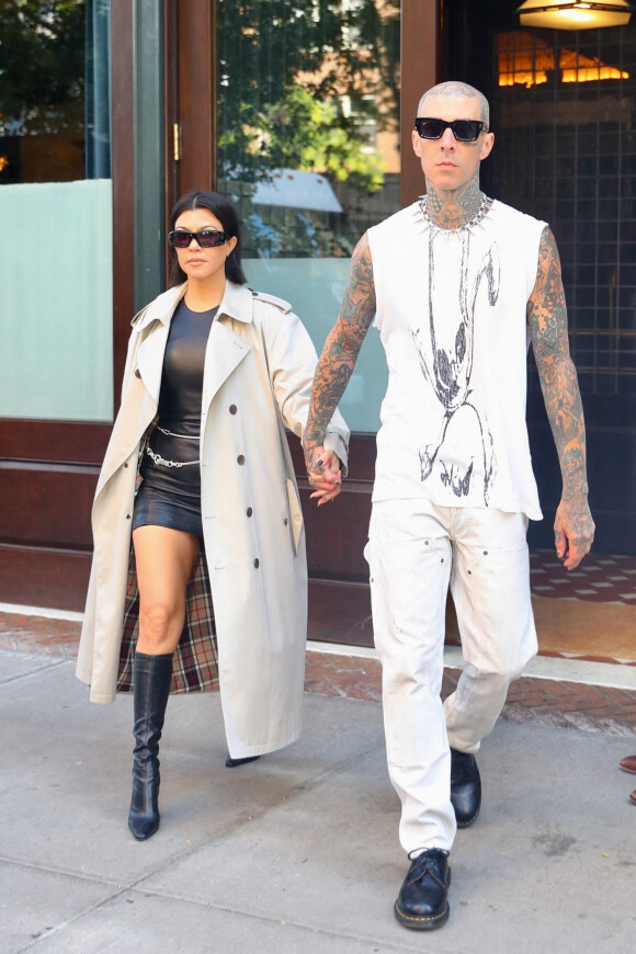 Mariage - Kourtney Kardashian et Travis Barker se sont mariés à Las Vegas - Kourtney Kardashian et son compagnon Travis Barker à la sortie de leur hôtel à New York City, New York, Etats-Unis, le 15 octobre 2021. 