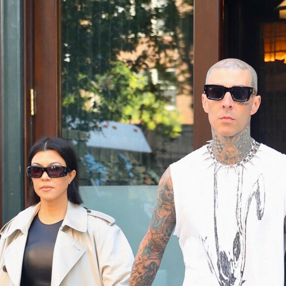 Mariage - Kourtney Kardashian et Travis Barker se sont mariés à Las Vegas - Kourtney Kardashian et son compagnon Travis Barker à la sortie de leur hôtel à New York City, New York, Etats-Unis, le 15 octobre 2021. 