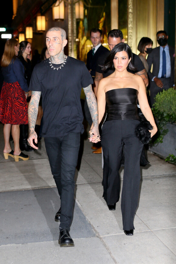 Mariage - Kourtney Kardashian et Travis Barker se sont mariés à Las Vegas - Travis Barker et sa compagne Kourtney Kardashian quittent le "Polo Bar" pour se rendre à la représentation de la pièce "Hadestown" à Broadway à New York, le 15 octobre 2021. 