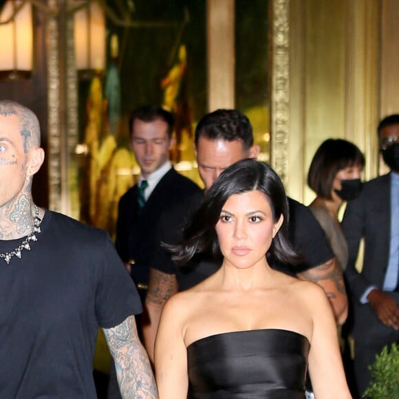 Mariage - Kourtney Kardashian et Travis Barker se sont mariés à Las Vegas - Travis Barker et sa compagne Kourtney Kardashian quittent le "Polo Bar" pour se rendre à la représentation de la pièce "Hadestown" à Broadway à New York, le 15 octobre 2021. 