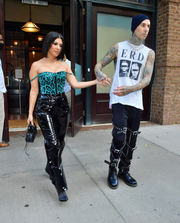 Mariage - Kourtney Kardashian et Travis Barker se sont mariés à Las Vegas - Kourtney Kardashian et son compagnon Travis Barker quittent leur hôtel pour aller déjeuner à New York, le 16 octobre 2021 avant l'émission "Saturday Night Live". 