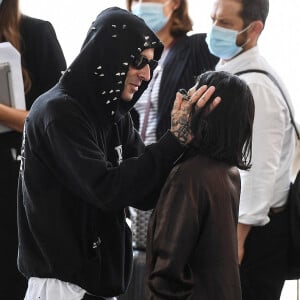Mariage - Kourtney Kardashian et Travis Barker se sont mariés à Las Vegas - Kourtney Kardashian et son compagnon Travis Barker se promènent tendrement enlacés à Venise, le 31 août 2021. 