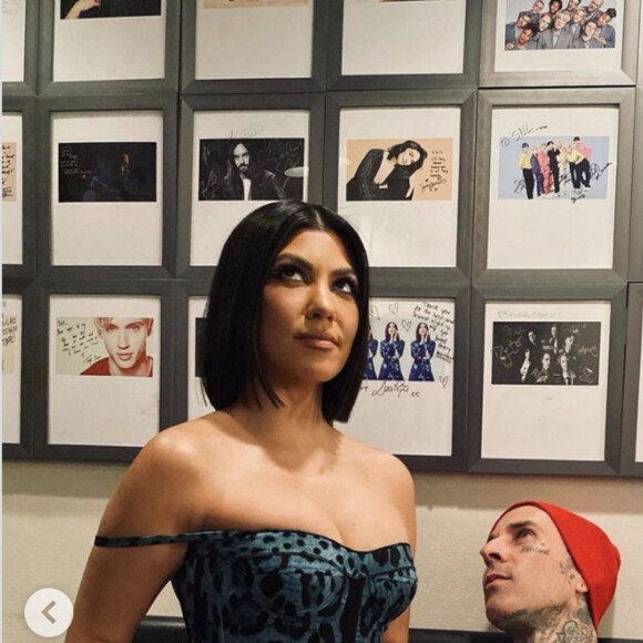 Travis Barker demande en mariage Kourtney Kardashian sur une plage de Montecito, dans un décor romantique composé de fleurs et de bougies, le 17 octobre 2021, avant de partager la nouvelle sur les réseaux sociaux. Le musicien de 45 ans et la star de télé-réalité de 42 ans avaient officialisé leur relation en janvier 2021. 