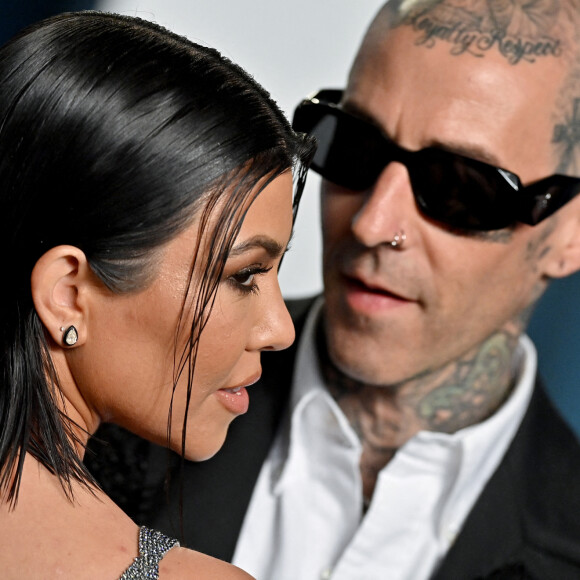 Kourtney Kardashian et son fiancé Travis Barker au photocall de la soirée "Vanity Fair" lors de la 94ème édition de la cérémonie des Oscars à Los Angeles, Californie