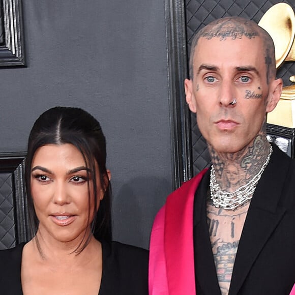 Mariage - Kourtney Kardashian et Travis Barker se sont mariés à Las Vegas - Kourtney Kardashian et son compagnon Travis Barker au photocall de la 64ème édition des Grammy Awards au MGM Grand Garden à Las Vegas le 3 avril 2022. 