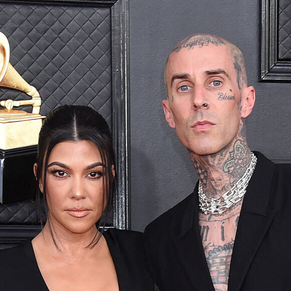 Mariage - Kourtney Kardashian et Travis Barker se sont mariés à Las Vegas - Kourtney Kardashian et son compagnon Travis Barker au photocall de la 64ème édition des Grammy Awards au MGM Grand Garden à Las Vegas le 3 avril 2022. 