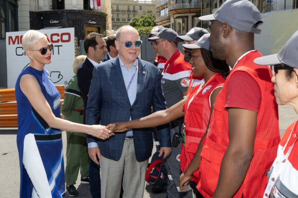 Le prince Albert II et la princesse Charlène de Monaco rendent visite aux bénévoles de la croix rouge du Grand Prix de Formule 1 de Monaco, le 28 mai 2022. © Olivier Huitel/Pool Monaco/Bestimage 