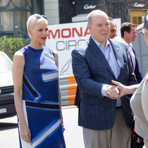 Le prince Albert II et la princesse Charlène de Monaco rendent visite aux bénévoles de la croix rouge du Grand Prix de Formule 1 de Monaco, le 28 mai 2022. © Olivier Huitel/Pool Monaco/Bestimage