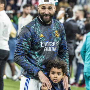 Karim Benzema et son fils Ibrahim - Les joueurs du Real Madrid célèbrent en famille la victoire de leur équipe face à Liverpool (1-0) en finale de la Ligue des champions au stade de France, le 28 mai 2022. Saint-Denis. © Cyril Moreau / Bestimage