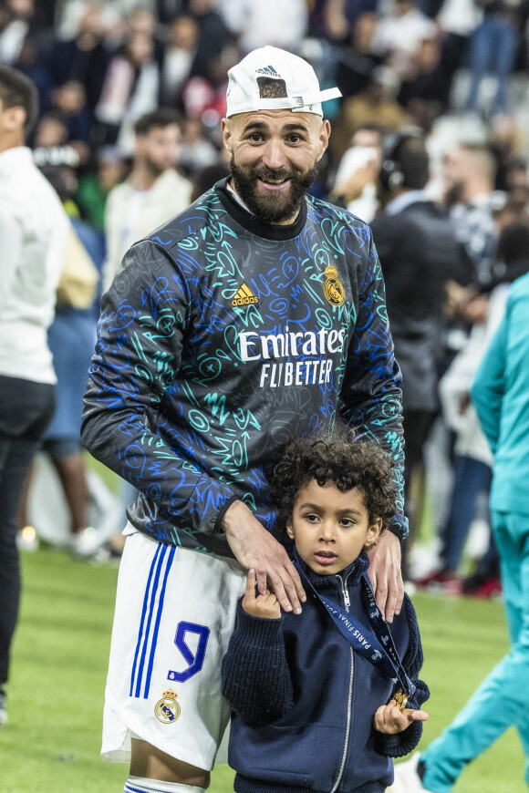 Karim Benzema et son fils Ibrahim - Les joueurs du Real Madrid célèbrent en famille la victoire de leur équipe face à Liverpool (1-0) en finale de la Ligue des champions au stade de France, le 28 mai 2022. Saint-Denis. © Cyril Moreau / Bestimage