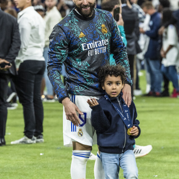 Karim Benzema et son fils Ibrahim - Les joueurs du Real Madrid célèbrent en famille la victoire de leur équipe face à Liverpool (1-0) en finale de la Ligue des champions au stade de France, le 28 mai 2022. Saint-Denis. © Cyril Moreau / Bestimage