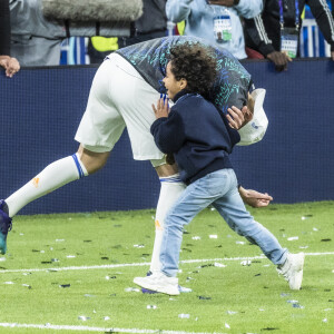Karim Benzema et son fils Ibrahim - Les joueurs du Real Madrid célèbrent en famille la victoire de leur équipe face à Liverpool (1-0) en finale de la Ligue des champions au stade de France, le 28 mai 2022. Saint-Denis. © Cyril Moreau / Bestimage