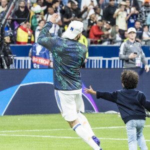 Karim Benzema et son fils Ibrahim - Les joueurs du Real Madrid célèbrent en famille la victoire de leur équipe face à Liverpool (1-0) en finale de la Ligue des champions au stade de France, le 28 mai 2022. Saint-Denis. © Cyril Moreau / Bestimage