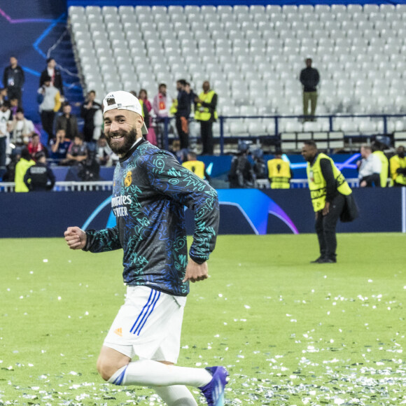 Karim Benzema et son fils Ibrahim - Les joueurs du Real Madrid célèbrent en famille la victoire de leur équipe face à Liverpool (1-0) en finale de la Ligue des champions au stade de France, le 28 mai 2022. Saint-Denis. © Cyril Moreau / Bestimage