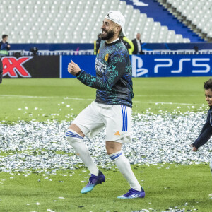 Karim Benzema et son fils Ibrahim - Les joueurs du Real Madrid célèbrent en famille la victoire de leur équipe face à Liverpool (1-0) en finale de la Ligue des champions au stade de France, le 28 mai 2022. Saint-Denis. © Cyril Moreau / Bestimage