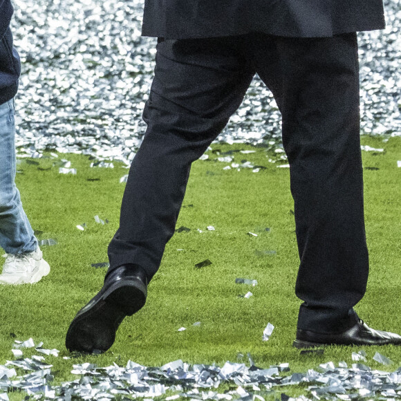 Karim Benzema et son fils Ibrahim - Les joueurs du Real Madrid célèbrent en famille la victoire de leur équipe face à Liverpool (1-0) en finale de la Ligue des champions au stade de France, le 28 mai 2022. Saint-Denis. © Cyril Moreau / Bestimage