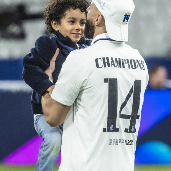 Karim Benzema et son fils Ibrahim - Les joueurs du Real Madrid célèbrent en famille la victoire de leur équipe face à Liverpool (1-0) en finale de la Ligue des champions au stade de France, le 28 mai 2022. Saint-Denis. © Cyril Moreau / Bestimage