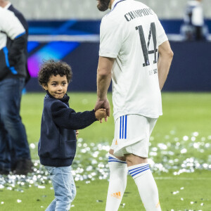 Karim Benzema et son fils Ibrahim - Les joueurs du Real Madrid célèbrent en famille la victoire de leur équipe face à Liverpool (1-0) en finale de la Ligue des champions au stade de France, le 28 mai 2022. Saint-Denis. © Cyril Moreau / Bestimage