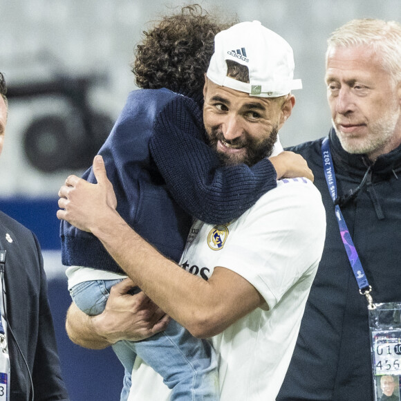 Karim Benzema et son fils Ibrahim - Les joueurs du Real Madrid célèbrent en famille la victoire de leur équipe face à Liverpool (1-0) en finale de la Ligue des champions au stade de France. Saint-Denis. © Cyril Moreau / Bestimage