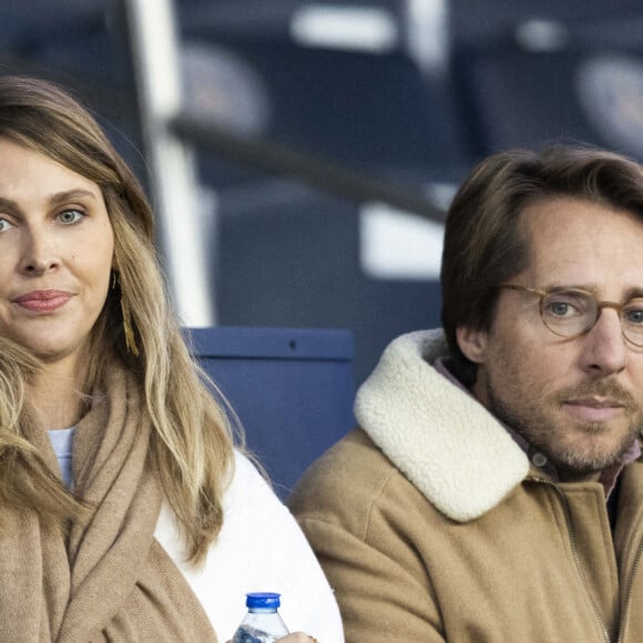 Ophélie Meunier et son mari Mathieu Vergne assistent dans les tribunes sous haute protection policière au match du PSG face à Lorient (5-1) au Parc des Princes à Paris le 3 avril 2022. L'animatrice de M6 Ophélie Meunier a été placés sous protection policière après avoir reçu des menaces à la suite d'un reportage de l'émission "Zone Interdite" sur l'islamisme. © Agence/Bestimage