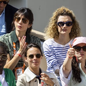 Joséphine Draï, Nolwenn Leroy, Bérénice Bejo et Eye Haïdara - Célébrités dans les tribunes des internationaux de France de Roland Garros à Paris le 30 mai 2022. © Cyril Moreau - Dominique Jacovides/Bestimage 