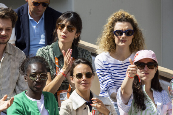 Joséphine Draï, Nolwenn Leroy, Bérénice Bejo et Eye Haïdara - Célébrités dans les tribunes des internationaux de France de Roland Garros à Paris le 30 mai 2022. © Cyril Moreau - Dominique Jacovides/Bestimage 