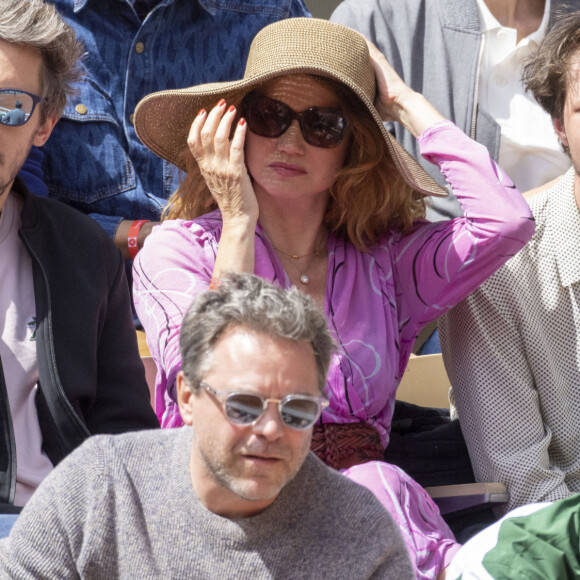 Marine Delterme et son fils Gabriel Ecoffey - Célébrités dans les tribunes des internationaux de France de Roland Garros à Paris le 30 mai 2022. © Cyril Moreau - Dominique Jacovides/Bestimage 