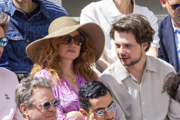 Marine Delterme et son fils Gabriel Ecoffey - Célébrités dans les tribunes des internationaux de France de Roland Garros à Paris le 30 mai 2022. © Cyril Moreau - Dominique Jacovides/Bestimage 