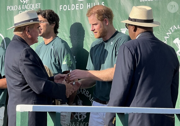Le prince Harry et son équipe "Los Padres" remportent le trophée de polo "Lisle Nixon Memorial Final" à Santa Barbara, le 29 mai 2022.