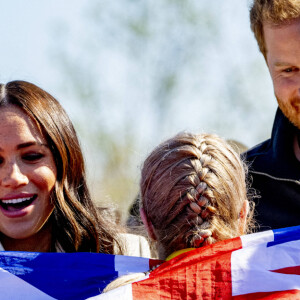 Le prince Harry et Meghan Markle assistent à la finale d'athlétisme, au deuxième jour des Invictus Games 2020 à La Haye, le 17 avril 2022.