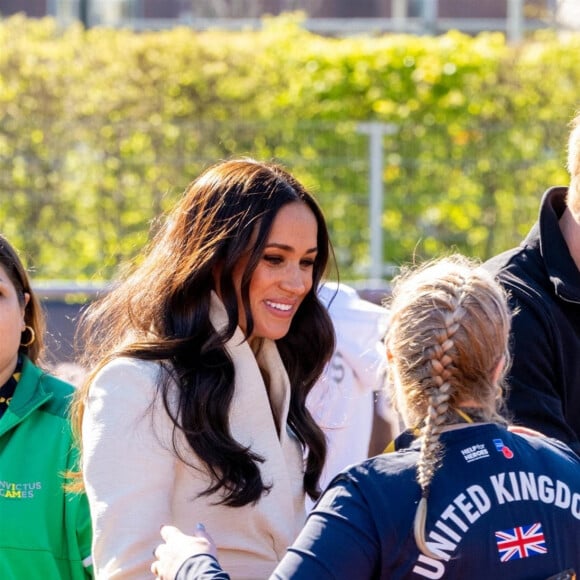 Le prince Harry et Meghan Markle assistent à la finale d'athlétisme, au deuxième jour des Invictus Games 2020 à La Haye, le 17 avril 2022.