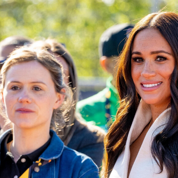 Le prince Harry et Meghan Markle assistent à la finale d'athlétisme, au deuxième jour des Invictus Games 2020 à La Haye, le 17 avril 2022.