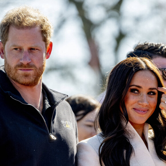 Le prince Harry et Meghan Markle assistent à la finale d'athlétisme, au deuxième jour des Invictus Games 2020 à La Haye, le 17 avril 2022.