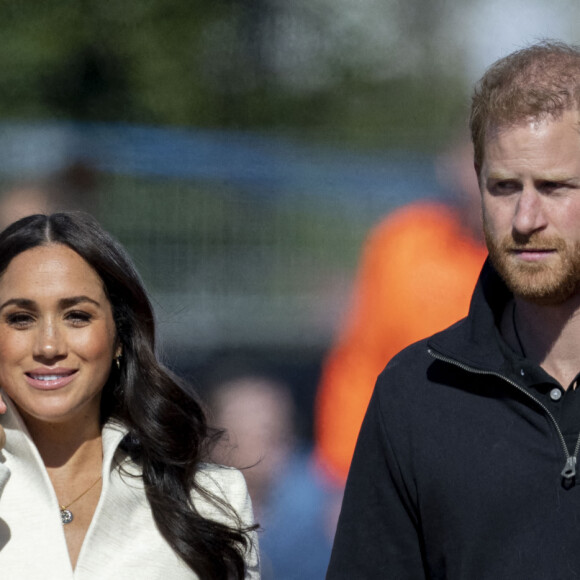 Le prince Harry et Meghan Markle assistent à la finale d'athlétisme, au deuxième jour des Invictus Games 2020 à La Haye, le 17 avril 2022.