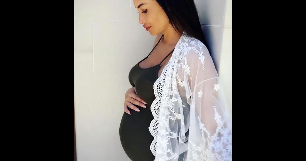 Sidonie Biémont enceinte de ses jumeaux Zayn et Madi nés en septembre