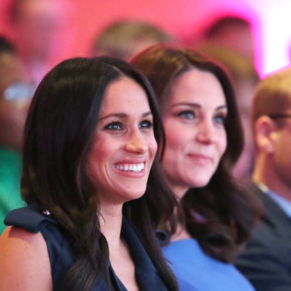 Meghan Markle et Catherine Kate Middleton (enceinte), duchesse de Cambridge lors du premier forum annuel de la Fondation Royale à Londres le 28 février 2018.