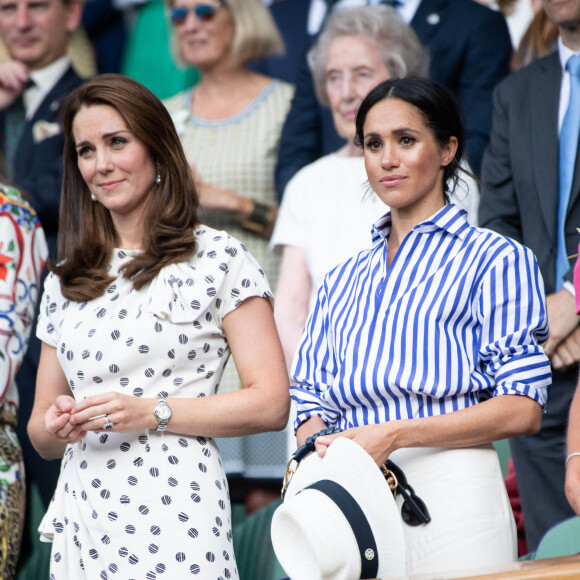 Catherine (Kate) Middleton, duchesse de Cambridge et Meghan Markle, duchesse de Sussex assistent au match de tennis Nadal contre Djokovic lors du tournoi de Wimbledon "The Championships", le 14 juillet 2018