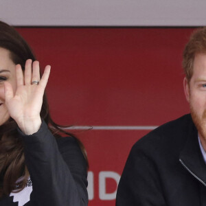 Le prince William, duc de Cambridge, Catherine (Kate) Middleton, duchesse de Cambridge, et le prince Harry donnent le départ du marathon de Londres, le 23 avril 2017.