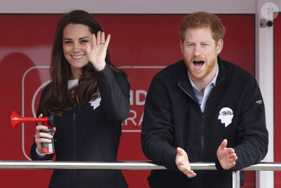 Le prince William, duc de Cambridge, Catherine (Kate) Middleton, duchesse de Cambridge, et le prince Harry donnent le départ du marathon de Londres, le 23 avril 2017.