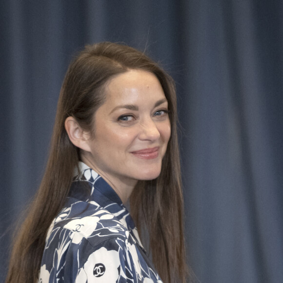 Marion Cotillard lors de la présentation de la pièce "Jeanne d'Arc au bûcher" au théâtre Royal à Madrid le 1er juin 2022. Les responsables du Théâtre Royal de Madrid ont décidé de confier à Marion Cotillard le rôle principal de Jeanne d'Arc au bûcher, l'oratorio d'Arthur Honegger, qui sera donné au mois de juin 2022. L'actrice oscarisée, appelée en remplacement d'une comédienne espagnole, connaît bien ce rôle qu'elle a déjà endossé en 2005, 2012 et 2015. 