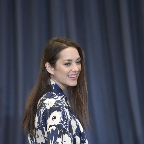 Marion Cotillard lors de la présentation de la pièce "Jeanne d'Arc au bûcher" au théâtre Royal à Madrid le 1er juin 2022. Les responsables du Théâtre Royal de Madrid ont décidé de confier à Marion Cotillard le rôle principal de Jeanne d'Arc au bûcher, l'oratorio d'Arthur Honegger, qui sera donné au mois de juin 2022. L'actrice oscarisée, appelée en remplacement d'une comédienne espagnole, connaît bien ce rôle qu'elle a déjà endossé en 2005, 2012 et 2015. 