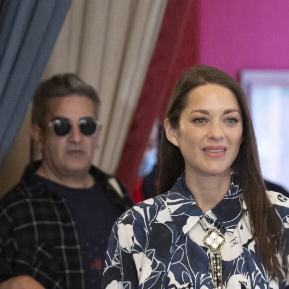 Marion Cotillard lors de la présentation de la pièce "Jeanne d'Arc au bûcher" au théâtre Royal à Madrid le 1er juin 2022. Les responsables du Théâtre Royal de Madrid ont décidé de confier à Marion Cotillard le rôle principal de Jeanne d'Arc au bûcher, l'oratorio d'Arthur Honegger, qui sera donné au mois de juin 2022. L'actrice oscarisée, appelée en remplacement d'une comédienne espagnole, connaît bien ce rôle qu'elle a déjà endossé en 2005, 2012 et 2015. 