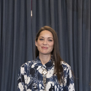 Marion Cotillard lors de la présentation de la pièce "Jeanne d'Arc au bûcher" au théâtre Royal à Madrid le 1er juin 2022. Les responsables du Théâtre Royal de Madrid ont décidé de confier à Marion Cotillard le rôle principal de Jeanne d'Arc au bûcher, l'oratorio d'Arthur Honegger, qui sera donné au mois de juin 2022. L'actrice oscarisée, appelée en remplacement d'une comédienne espagnole, connaît bien ce rôle qu'elle a déjà endossé en 2005, 2012 et 2015. 