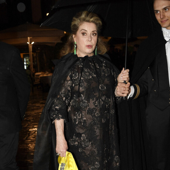 Catherine Deneuve - People à la soirée Dior dans le cadre de la 59 ème Biennale d'art de Venise. Les bénéfices de cette soirée seront reversés aux réfugiés Ukrainiens en Italie. Venise le 23 avril 2022 