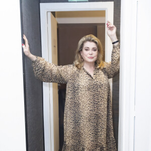 Exclusif - Catherine Deneuve (habillée en Céline) - Backstage du concert du chanteur et pianiste américano-canadien Rufus Wainwrigh au Grand Rex à Paris en pleine tournée européenne pour son nouvel album "Unfollow the Rules" le 30 mars 2022. © Jack Tribeca / Bestimage 