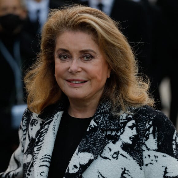 Catherine Deneuve arrive au défilé de mode Louis Vuitton lors de la Fashion Week printemps/été 2022 à Paris, FRance, le 5 octobre 2021. © Veeren Ramsamy-Christophe Clovis/Bestimage 