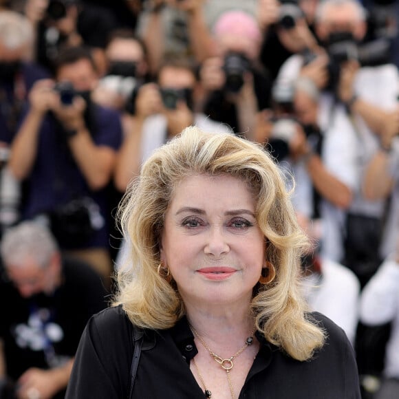 Catherine Deneuve au photocall du film De son vivant (Hors compétition) lors du 74ème festival international du film de Cannes le 11 juillet 2021 © Borde / Jacovides / Moreau / Bestimage 