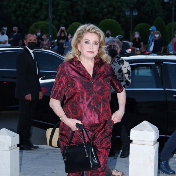 Catherine Deneuve (Première sortie officielle depuis son accident) - Arrivées au défilé de mode Dior Cruise 2022 au stade Panathenaic à Athènes. Le 17 juin 2021
