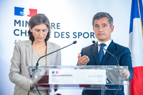 Amélie Oudéa-Castéra, ministre des Sports, et Gérald Darmanin, ministre de l'Intérieur en conférence de presse après la réunion des acteurs de l'organisation de la finale de la Ligue des Champions au au ministère français des sports, à Paris, France, le 30 mai 2022.